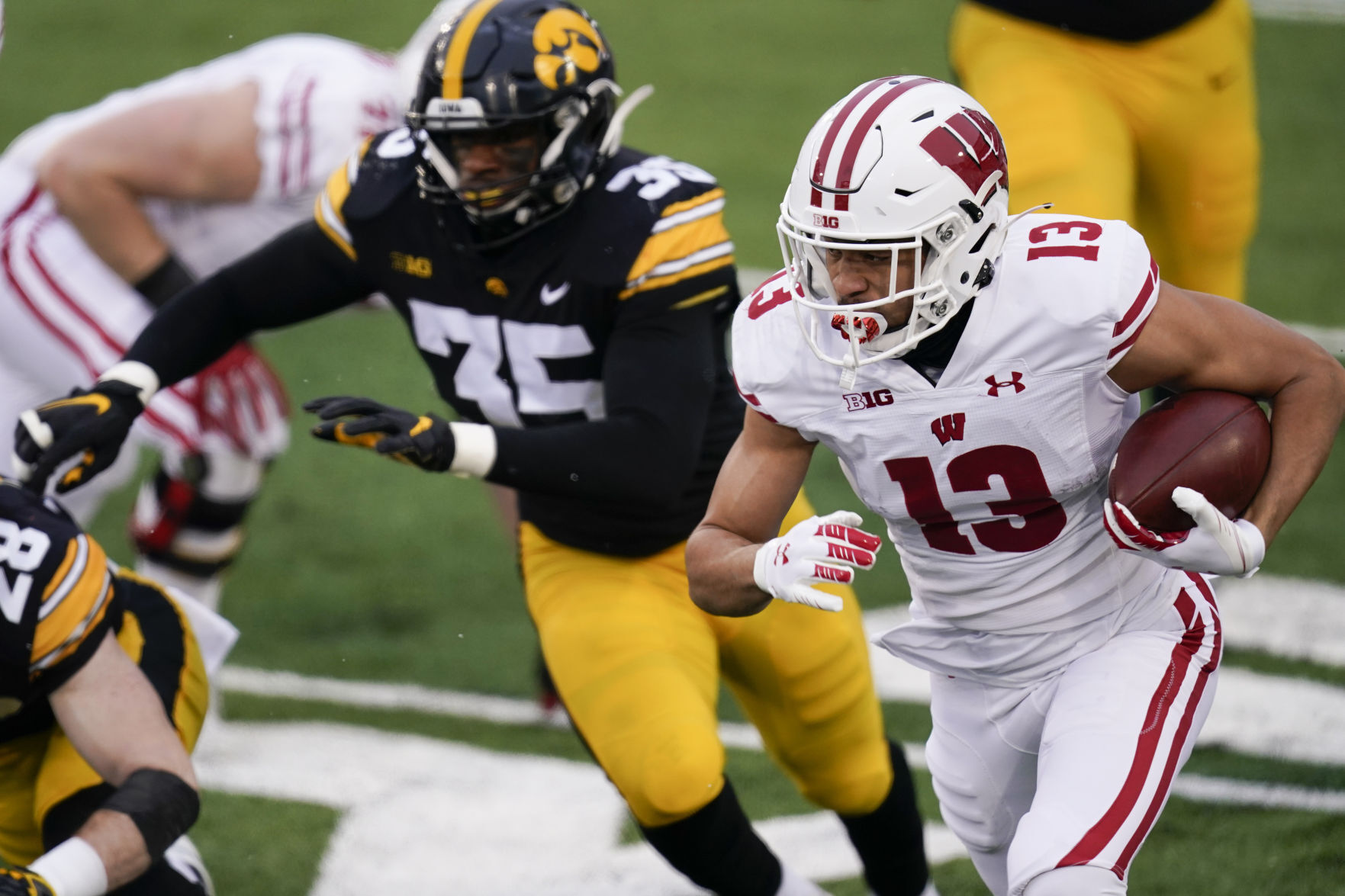Hawkeyes 28, Badgers 7